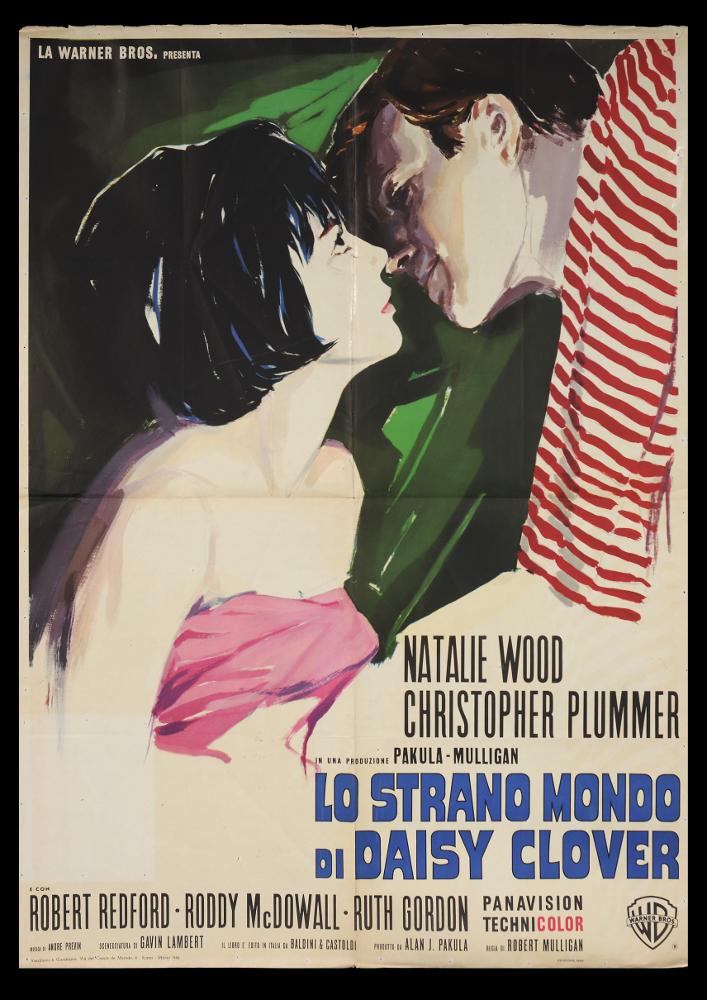 L'immagine riproduce uno dei manifesti conservati presso la Mediateca Regionale Pugliese (vedi Note). Si tratta di una delle versioni grafiche del manifesto de "Lo strano mondo di Daisy Clover", film americano del 1965. La composizione, senza firma, si mostra molto moderna, fatta di pennellate fluide e di larghi toni di colori, che richiama lo stile di Brini, per un effetto narrativo ricco di dettagli poetici. Le due figure principali emergono dal fondo scuro nella loro luminosità e catturano lo spettatore comunicando il lato romantico del film drammatico....