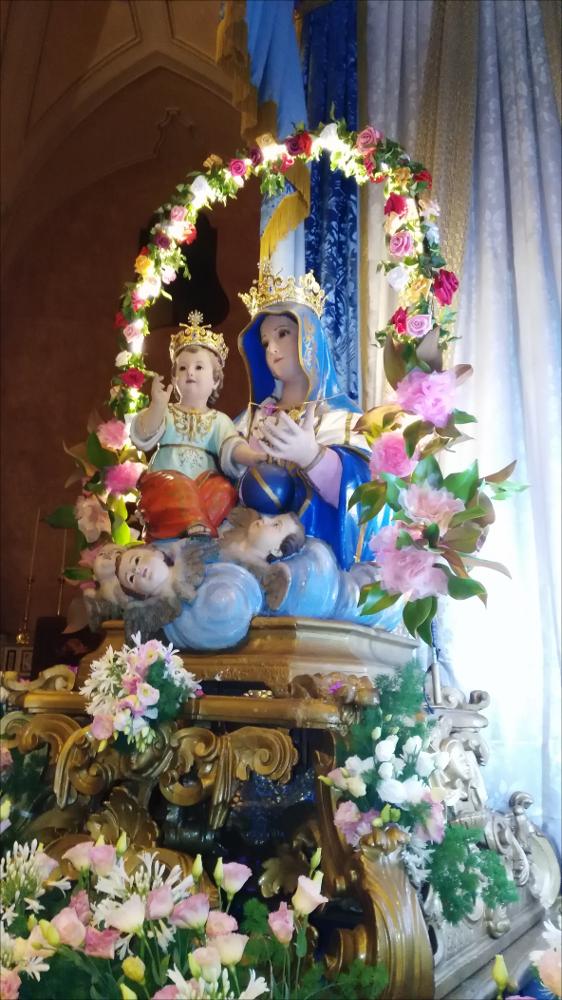 <div class="ql-editor"><div>La fotografia digitale, scattata nell'anno 2013, mostra, in tutta la sua sontuosità, la statua di Maria Santissima di Pasano, patrona del Comune di Sava (TA) insieme a San Giovanni Battista. La Festa si svolge nel mese di giugno ed è uno degli eventi religiosi e popolari più significativi per l’identità storica e culturale della comunità.</div><div>La celebrazione si articola in momenti di forte valore simbolico: la solenne processione delle statue dei Santi Patroni — San Giovanni Battista Bambino e la Madonna di Pasano — accompagnata dalle confraternite, dalle autorità civili, dalla banda musicale e da un’ampia partecipazione di fedeli; la solenne celebrazione eucaristica presieduta dal V...