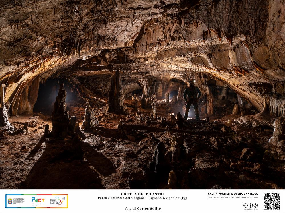 La Grotta dei Pilastri a Rignano Garganico: un’atmosfera inquietante in questa caverna lunga, piena di cunicoli e nicchie, dove il lento stillicidio dell’acqua ha dato vita a uno spazio fantastico quasi spettrale. Si alternano concrezioni stalagmitiche di grandi dimensioni a una fitta pioggia di finissime stalattiti sospese a un soffitto roccioso molto basso, ad altezza uomo. Uno spazio labirintico dove la roccia rossastra fredda e umida fa da protagonista.
L’immagine digitale fa parte della raccolta di fotografie prodotte da Carlos Solito per il Progetto digitale “Sillabario sotterraneo – Viaggio dantesco nelle Grotte di Puglia” – realizzato nell’ambito della LEGGE REGIONALE 30 dicembre 2020, n. 35 - art. 39 “Cavità pugliesi e opera dantesca - Celebrazioni 700 anni dal...