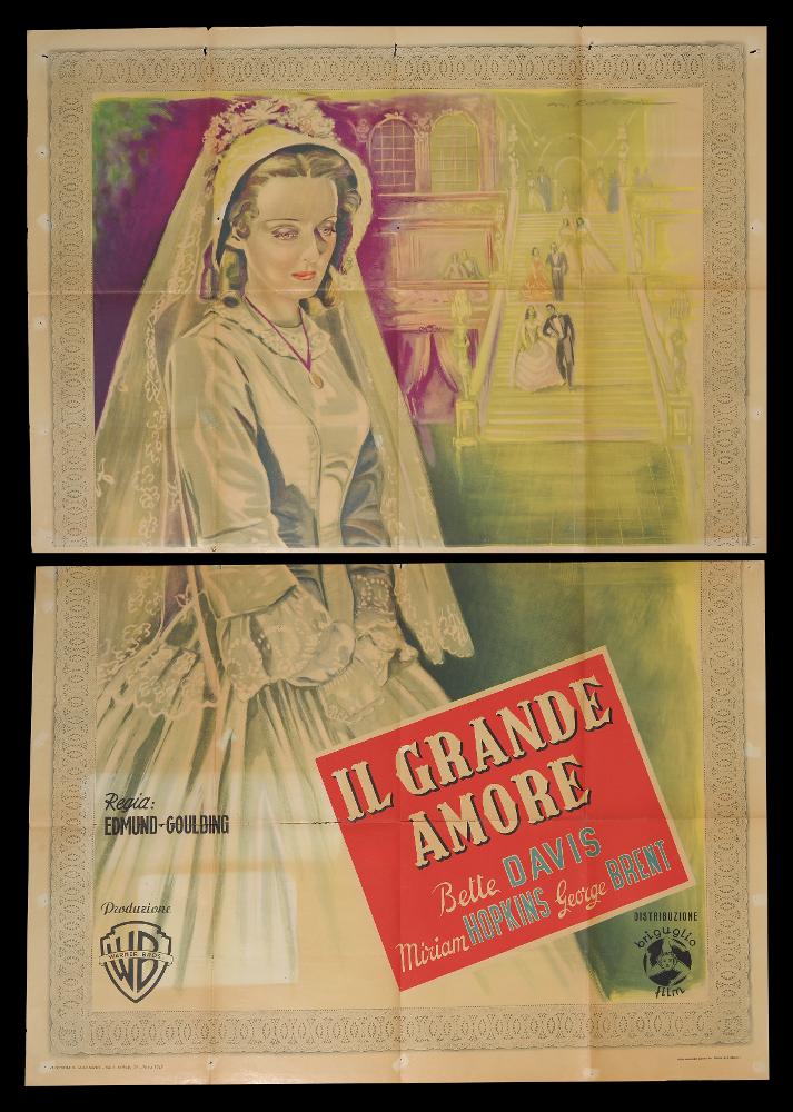 L'immagine riproduce uno dei manifesti conservati presso la Mediateca Regionale Pugliese (vedi Note). Si tratta di una delle versioni grafiche del manifesto del film "Il grande amore”. Anche se senza firma d'autore, il manifesto mostra caratteristiche artistiche notevoli e una composizione bellissima e inusuale. L'illustratore ha creato una cornice riprendendo il pizzo antico di carta che un tempo decorava le cartoline, che qui arricchisce l'insieme e si armonizza con il costume indossato dall'attrice Bette Davis. Nonostante la raffigurazione sia realistica, i colori usati su figure e scene a contorno rimandano a immagini evanescenti e oniriche, quasi irreali, come era in voga nel cosiddetto "primo stile" della pittura da cinema degli anni Trenta. Il manifesto originale...