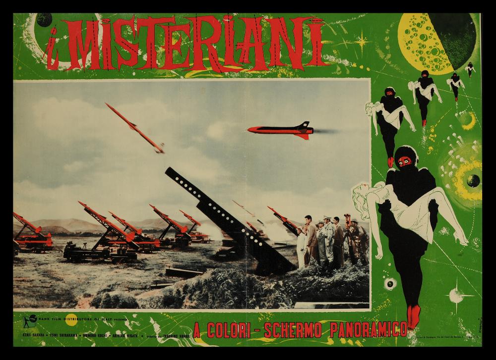 L'immagine riproduce uno dei manifesti conservati presso la Mediateca Regionale Pugliese (vedi Note). Si tratta della delle versioni grafiche per la serie della fotobusta del film giapponese "I misteriani". A firma dell'artista V. Napoli, tutta l'opera è arricchita dall'illustrazione che circonda la fotografia centrale, tratta dal film. Tutto si basa sull'idea di un universo con altri pianeti da cui provengono alcuni uomini misteriosi che tengono delle donne tra le braccia, ripetuti in serie. L'atmosfera rende pienamente il genere fantascientifico del film, con uno stile molto decorativo che include anche il titolo, studiato con un lettering dalle linee spezzate e spigolose che rende mistero e tensione....