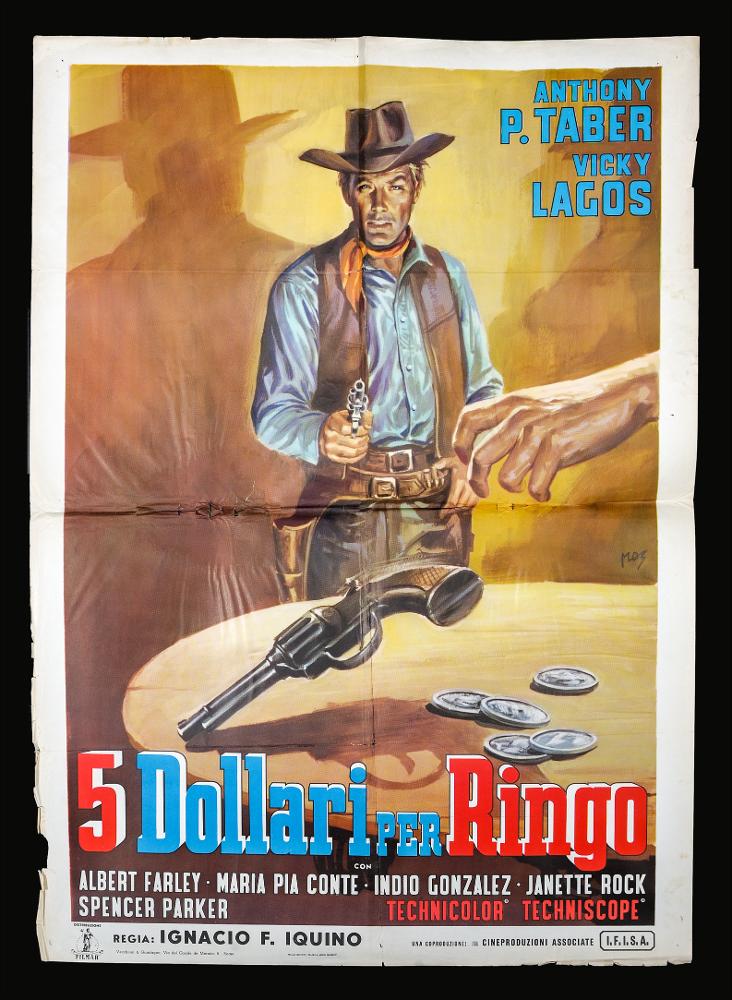“5 dollari per Ringo” è un film western del 1966 diretto da Ignacio F. Iquino e da Juan Xiol, su sceneggiatura scritta da Miguel María Astrain Bada e Ignacio F. Iquino.
Nel cast ricordiamo Anthony P. Taber, Vicky Lagos, Albert Farley, Maria Pia Conte, Indio Gonzalez, Janette Rock e Spencer Parker.
Il manifesto cinematografico è firmato da Mos, pseudonimo del celebre pittore di cinema Mario De Berardinis. Nato a La Spezia, classe 1931, si trasferì a Pescara per gli studi e poi a Roma, dove condivise qualche anno lo studio di Rodolfo Gasparri, uno dei più importanti cartellonisti cinematografici del periodo. In seguito, creò il suo studio a Roma e collaborò con grandi case di produzione, firmando diverse centinaia di manifesti. Tre sono le firme che ritroviamo sulle sue o...