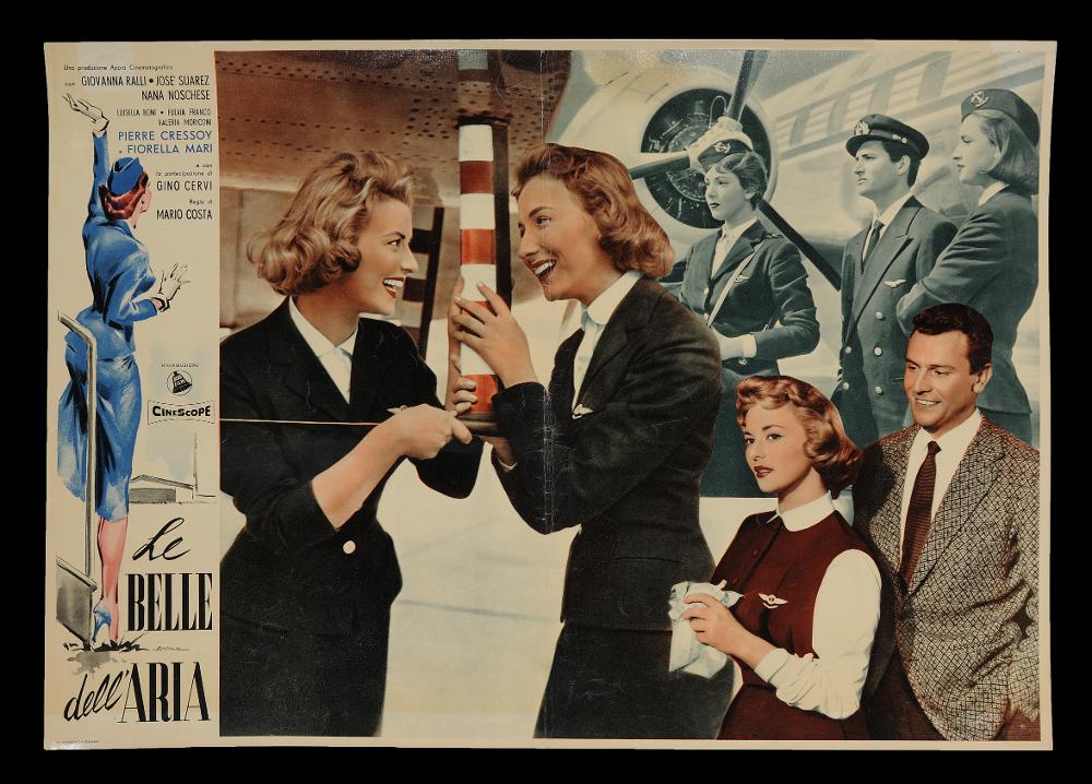 L'immagine riproduce uno dei manifesti conservati presso la Mediateca Regionale Pugliese (vedi Note). Si tratta di una delle versioni grafiche per la serie della fotobusta del film "Le belle dell'aria" del 1957, a firma dell'illustratore bolognese Giorgio Olivetti, di cui si conserva anche il grande formato, sempre a sua firma. Classe 1908, Olivetti caratterizza le sue prime opere da uno stile morbido, sfumato, fatto di acquerelli delicati che rendono il volume anche grazie ad un uso sapiente dei chiaroscuri. Eleganza e leggerezza contraddistinguono anche la bella e sinuosa figura femminile pensata per la serie della fotobusta e che arricchisce le immagini principali, tratte da scene del film. Olivetti interpreta a pieno lo spirito di una delle commedie all'italiana deg...