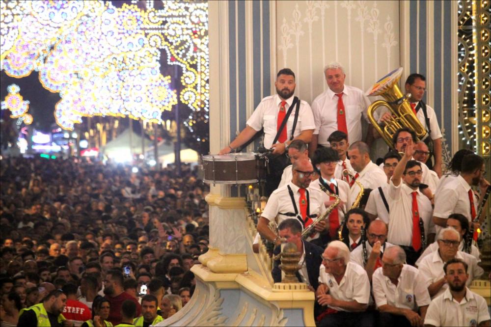Lo scatto ritrae un momento suggestivo della Festa Patronale di Sant'Oronzo a Turi: in primo piano la banda del paese che sfila sul Carro Trionfale, accompagnata dall’entusiastica partecipazione della comunità cittadina che riempie ogni angolo della città.
La Festa Patronale di Sant’Oronzo, che si celebra il 25 e 26 agosto, è molto più di una ricorrenza religiosa: è un intreccio di fede, tradizione e spettacolo capace, ogni anno, di coinvolgere l’intera comunità.
Simbolo indiscusso della festa è il maestoso Carro Trionfale: un’imponente torre lignea, trainata da sei mule, che riaccompagna il Santo dalla grotta fino al cuore del paese, tra giochi di luce, musica festosa e una folla gremita di emozione.
Il 25 agosto è dedicato alla Processione alla Grotta. Il busto di San...