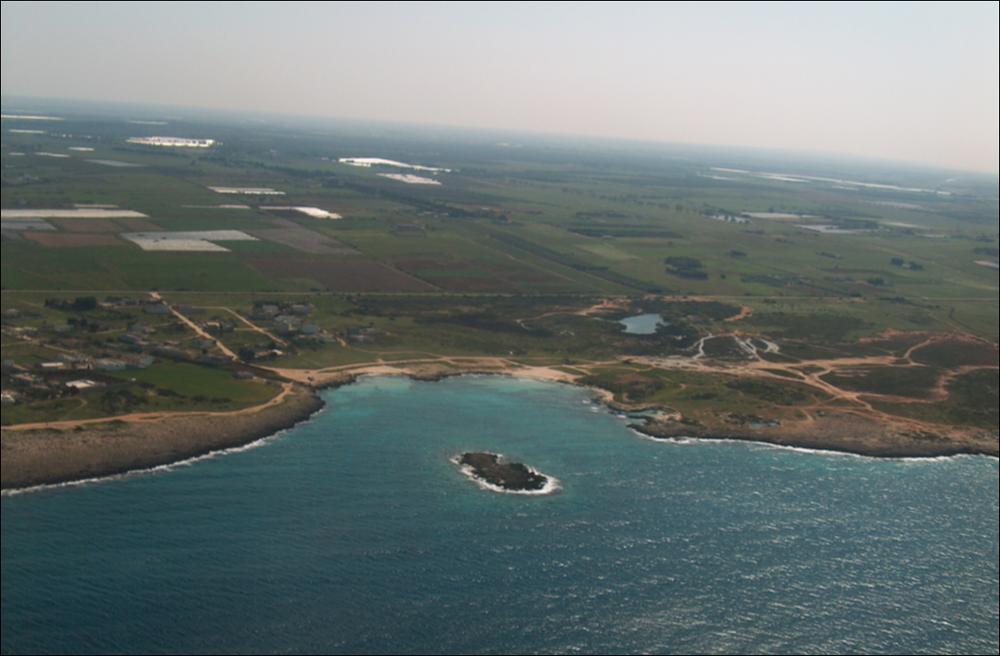 Il litorale jonico del Tavoliere Salentino presenta beni patrimoniali di grande valore naturalistico e paesaggistico, tra questi ad est di Porto Cesareo esiste poi un geosito di notevole rilevanza naturalistica: l'area delle cosiddette “spunnulate” (in dialetto salentino, “sprofondate”), situata tra Porto Cesareo e Torre S. Isodoro. Qui, il sistema di falda che raccoglie le acque interne della zona, impattando contro lo zoccolo costiero, si è trovato compresso sotto un sottile strato roccioso ed ha creato diverse cavità ipogee la cui volta, corrosa nel tempo, è crollata dando origine a singolari specchi d'acqua salmastra. La depressione carsica doliniforme in cui è contenuto lo stagno del Capitano, date le sue ampie dimensioni, rappresenta l'esempio più imponente di tal...
