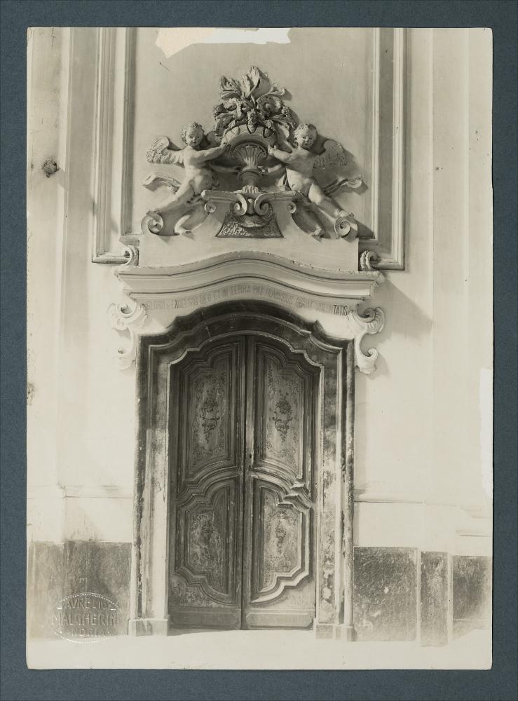 <div class="ql-editor"><div>Documentazione fotografica: porta lignea dipinta e decorazioni a stucco (area presbiterale), interno della Chiesa SS. Trinità, Andria, foto Aurelio Malgherini.</div><div><br></div><div>La raccolta fotografica di Giuseppe Ceci (1863-1938), studioso delle arti figurative dell’Italia meridionale e tra i promotori delle Società di Storia Patria di Napoli e della Puglia, si inserisce nel vivace clima culturale dell’Italia postunitaria, caratterizzato dal progressivo consolidarsi di una «coscienza nazionale» alimentata anche dal confronto e dal dialogo con le realtà storiche e culturali locali.</div><div>Oggi la Biblioteca Comunale di Andria conserva oltre settecento fotografie dedicate alla Puglia medievale, a ...