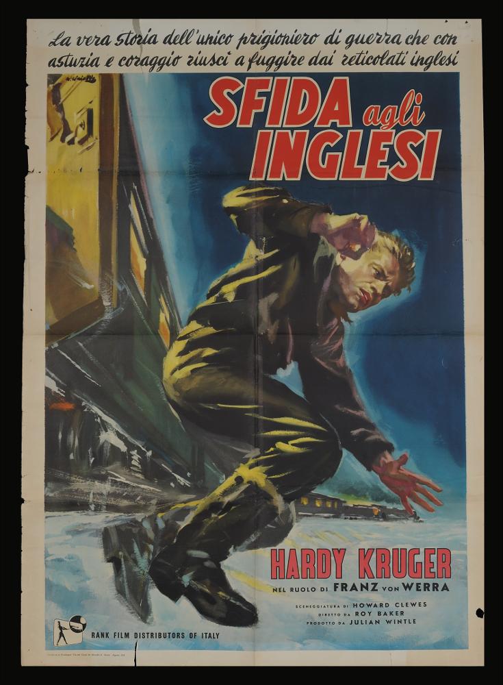 L'immagine riproduce uno dei manifesti conservati presso la Mediateca Regionale Pugliese (vedi Note). Si tratta di una delle versioni grafiche per il manifesto del film "Sfida agli inglesi" del 1959 per la regia di Roy Ward Baker a firma dell’illustratore Averardo Ciriello. Pittore dal linguaggio elaborato e dallo stile pittorico colto e maturo, sia nel ritratto che nelle scene narrative, Ciriello seppe caratterizzare le sue opere con l'uso di sfumature volumetriche, tocchi di colore morbidi "emotivi", che denotano una comunicazione visiva chiara e coinvolgente. Anche per questa composizione utilizza colori sfumati e pennellate larghe, tutte tinte scure che rendono l’ambientazione notturna. Il personaggio in primo piano è immortalato nell’atto di caduta da un treno in c...