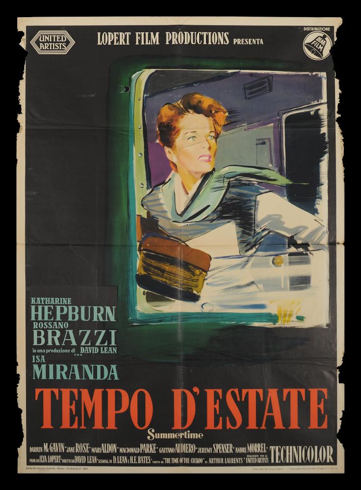 L'immagine riproduce uno dei manifesti conservati presso la Mediateca Regionale Pugliese (vedi Note). Si tratta di una delle versioni grafiche del manifesto del film "Tempo d’estate" del 1955 per la regia di David Lean. Il manifesto è a firma dell’illustratore romano Ercole Brini che compone in maniera semplice e moderna la scena: la protagonista femminile Jane Hudson (Katherine Hepburn) incorniciata dal finestrino di un treno in corsa. Il movimento del treno è percepito visivamente a partire dall’uso delle pennellate rapide, volutamente a tratti, utilizzato per gli abiti della donna. Lo sfondo utilizzato è dominato dal nero e verde scuro, colori che non riportano alla mente la stagione estiva evocata dal titolo come periodo di svolgimento della storia....