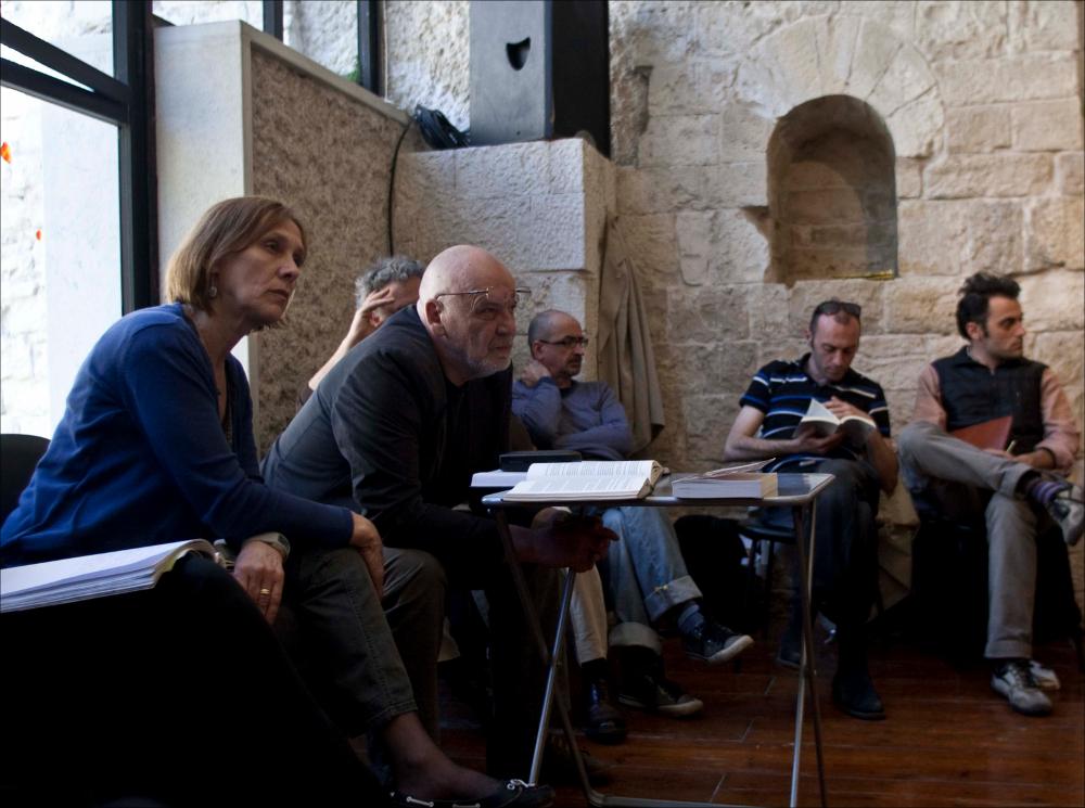 L'immagine digitale cattura uno dei momenti del workshop teatrale tenutosi a Bari dal 2 all'11 maggio 2011 con il regista lituano Eimuntas Nekrošius. L'iniziativa fu prodotta al fine di creare un momento importante di formazione per sviluppare una potenziale crescita professionale degli attori pugliesi con l'obiettivo di spendere le proprie competenze e capacità sul mercato non solo italiano ma anche europeo. Uno dei Maestri più importanti sulla scena del teatro mondiale, vincitore di diversi riconoscimenti e premi internazionali, ha così esaminato le capacità attoriali di 30 giovani talenti su testi scelti dalla "Divina Commedia" di Dante Alighieri e da "Il Maestro e Margherita" di Michail Bulgakov. L'iniziativa promossa dal Teatro Pubblico Pugliese rientra nei progett...