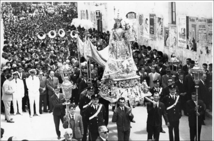 <div class="ql-editor"><div>La fotografia storica ritrae la solenne processione del 20 maggio in onore di Maria Santissima Mater Domini. Al centro della scena si distingue la statua della Patrona, portata in processione e accompagnata dai fedeli lungo il percorso cittadino. Sullo sfondo la presenza della banda musicale accompagna il corteo, contribuendo al carattere rituale della celebrazione.</div><div><br></div><div class="ql-align-justify">La festa della <strong>Mater Domini</strong> rappresenta uno degli appuntamenti più significativi per la comunità locale, profondamente radicato nella storia, nella fede e nell’identità collettiva. Le sue origini risalgono al XVII secolo, legate a eventi ritenuti miracolosi che hanno dato vita a una devozione p...