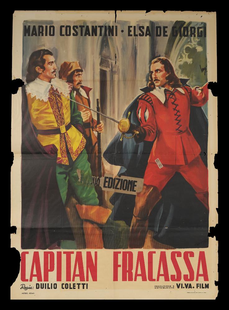 L'immagine riproduce uno dei manifesti conservati presso la Mediateca Regionale Pugliese (vedi Note). Si tratta di una delle versioni grafiche del manifesto del film in bianco e nero “Capitan Fracassa”, del 1940 per la regia di Duilio Coletti, basato sul romanzo d’appendice ‘Le capitaine Fracasse’ di Théophile Gautier. Il manifesto è a firma di Longi (Carloantonio Longi) come si evince dalla firma in corsivo, in alto a destra. La composizione grafica del manifesto prevede la sola presenza di una sequenza narrativa che ha come protagonisti tre uomini, Capitan Fracassa in prima linea mentre punta la sua spada contro i suoi nemici. L’illustrazione presenta colori molto caldi, consuetudine dell’artista, e si può notare un forte realismo dei volti, altra caratteristica del p...