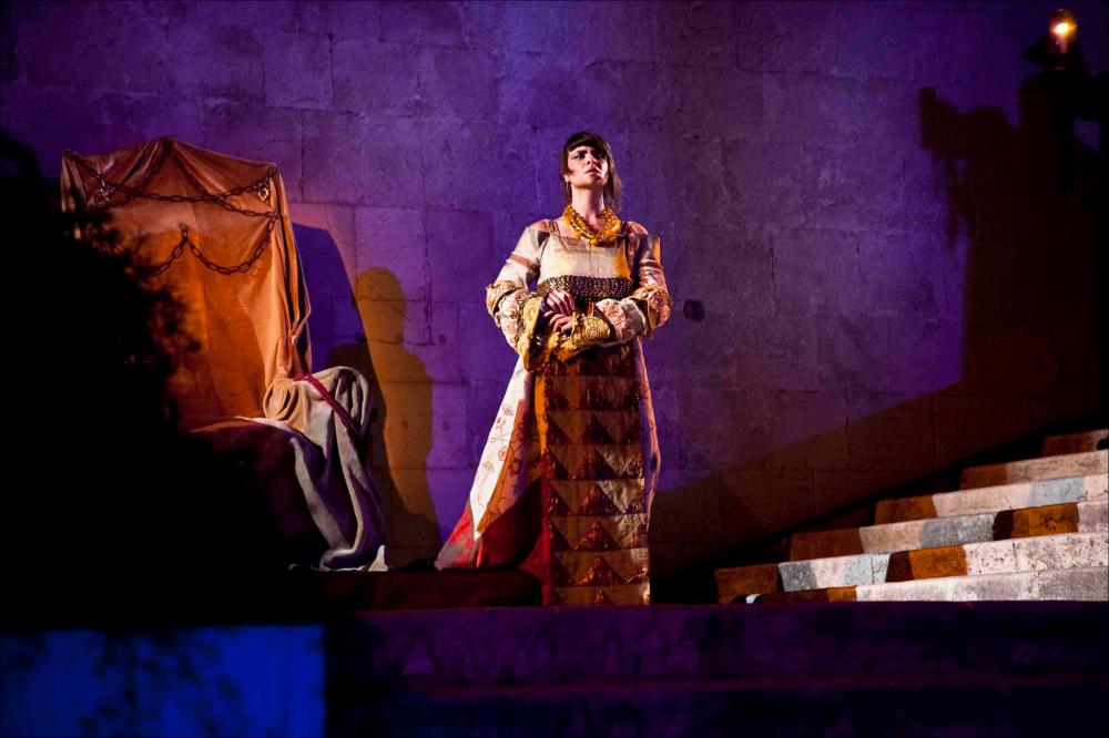 L'immagine digitale è parte della collezione digitale “Prime nazionali in Puglia”, nasce dall'omonimo progetto promosso dalla Regione Puglia, Assessorato al Mediterraneo, Cultura e Turismo, finanziato dal FESR ASSE IV e attuato dal Teatro Pubblico Pugliese per dar vita ad un fitto calendario di prime nazionali programmate tra il 2011 e il 2012 all'interno di alcuni teatri pugliesi. Lo scatto documenta lo spettacolo teatrale "Io so che a me bambino" messo in scena il 2 giugno del 2012 nella splendida e suggestiva cornice del Castello Svevo di Bari. La pièce, ideata dal maestro Ettore Catalano e realizzata per l'occasione dal gruppo Abeliano di Bari, recupera l'opera pirandelliana "Enrico IV", rivisitandola in chiave moderna e introducendo al suo interno lo stesso autore ...