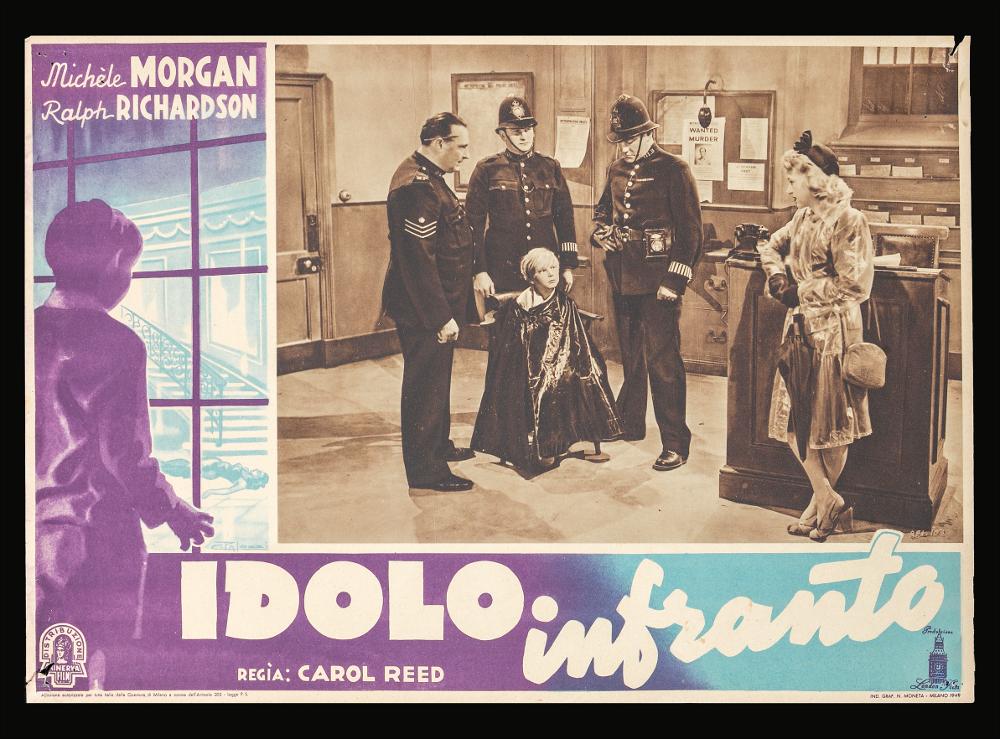 “Idolo infranto” (The Fallen Idol) è un film del 1948 diretto e sceneggiato da Carol Reed. Tra gli interpreti principali ricordiamo Ralph Richardson, Michele Morgan, Sonia Dresdel e il piccolo Bobby Henrey.
Il film ottenne numerosi riconoscimenti, premi per miglior attore (a Ralph Richardson) e miglior sceneggiatura, fu presentato in concorso alla Mostra del Cinema di Venezia, dove ricevette due candidature ai Premi Oscar 1950 (miglior regia e miglior sceneggiatura) e fu nominato ai Golden Globe 1950 come miglior film straniero.
La fotobusta mostra una fotografia di scena del film ed è disegnata da C. Palozzi che raffigura il bambino agghiacciato nel momento in cui scopre il corpo della donna accasciato a terra senza vita.
La fotobusta originale è conservata nell’Archiv...