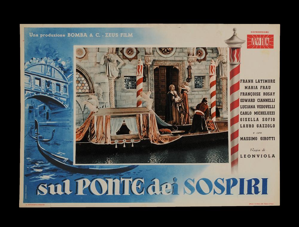 L'immagine riproduce uno dei manifesti conservati presso la Mediateca Regionale Pugliese (vedi Note). Si tratta di uno dei soggetti della fotobusta del film "Sul ponte dei sospiri" a firma dello Studio Favalli, di Augusto Favalli. Artista milanese che si dedicò per anni all'attività artistica futurista, Augusto aprì nel 1946 a Roma, via Margutta, lo storico studio di grafica pubblicitaria "Studio Favalli", cominciando a produrre grafica per i manifesti cinematografici e dando il via ad un'intensa collaborazione con la casa di produzione Lux Film. Augusto curò personalmente la linea estetica dei manifesti, chiamando a progettare, per il suo studio, artisti del calibro di Guttuso, Purificato e altri. L'opera in oggetto si distingue per i colori usati, freddo e caldo a con...