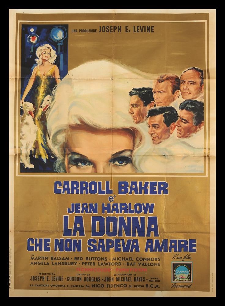 L'immagine riproduce uno dei manifesti conservati presso la Mediateca Regionale Pugliese (vedi Note). Si tratta di una delle versioni grafiche del manifesto del film americano "Jean Harlow, la donna che non sapeva amare". Anche se senza firma, l’artista mostra una buona tecnica pittorica, che dà risalto ai personaggi del film, con uno stile vivace fatto di pennellate rapide, in una composizione elegante nei colori, un po' astratta con i volti fluttuanti nella chioma bionda, senza tempo e spazio. Insolito lo sguardo tagliato a metà, che mette in evidenza gli occhi della protagonista, la diva Jean Harlow interpretata dall'attrice Carroll Baker e lo spazio ampio riservato al titolo e al resto delle informazioni sul film. ...