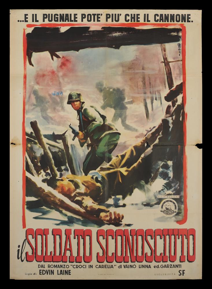 L'immagine riproduce uno dei manifesti conservati presso la Mediateca Regionale Pugliese (vedi Note). Si tratta di una delle versioni grafiche del manifesto del film "Il soldato sconosciuto" film del 1956 tratto dal romanzo "Tuntematon sotilas" dello scrittore finlandese Vaino Linna, edito da Garzanti in Italia con il titolo "Croci in Carelia", come si evince dalle informazioni in calce al manifesto. L'illustratore del manifesto, l'artista Donelli, immortala una scena di battaglia tra finlandesi ed Unione Sovietica (guerra di continuazione 1941) con pennellate rapide e larghe, quasi a voler rendere visivamente la rapidità della corsa e dei combattimenti fra gli schieramenti. Le figure non sono nitide come non sono riconoscibili i corpi ed i volti dei caduti, sfumati ed ...