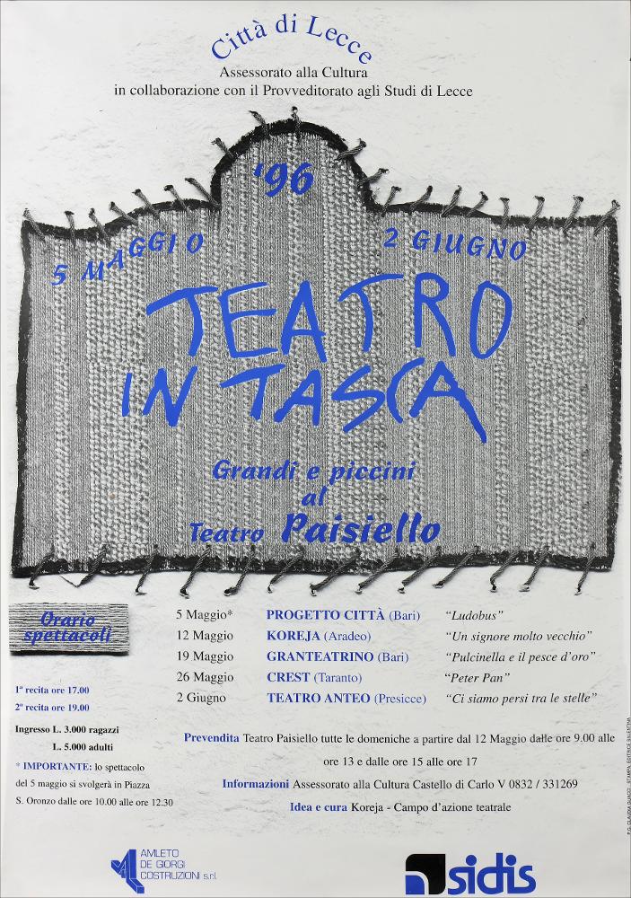 L'immagine in oggetto riproduce la locandina del festival "Teatro in tasca", un appuntamento con il teatro ideato e organizzato dal Teatro Koreja al Teatro Paisiello di Lecce "per grandi e piccini", come informa la locandina stessa. Blu e grigio i colori dominanti della grafica che accompagna il programma del festival, in una composizione che richiama realisticamente una stoffa cucita. Per il festival, Koreja portò in scena "Un signore molto vecchio".