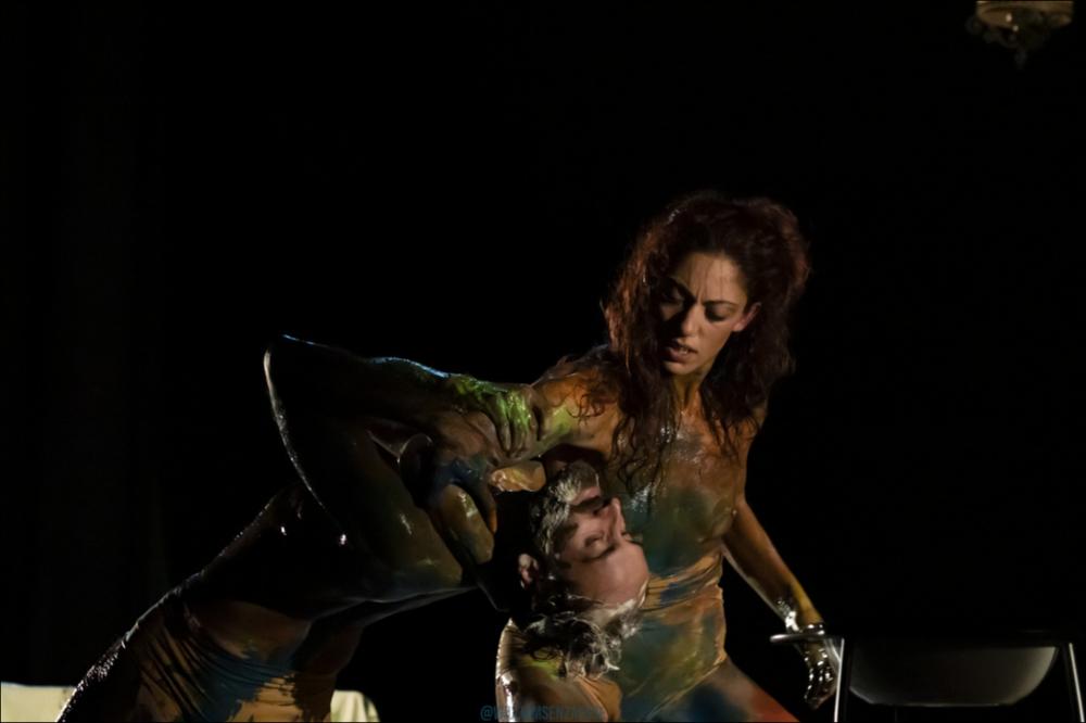L’immagine presenta una scena dello spettacolo "Artemisia", per la regia e coreografia di Carmen De Sandi, su sceneggiatura di Luca Lombardo, prodotto da Arti Sinespazio 3.0. e interpretato da Francesca Formisano e Giuseppe Brancaccio.
La coreografa porta in scena una pièce teatrale dedicata ad Artemisia Gentileschi, pittrice, artista di grande talento e notevole personalità, esponente del Caravaggismo seicentesco, vissuta all'insegna della lotta di donna per emergere in un ambito tutto maschile, quello della pittura e dell’arte del ‘600.
La coreografa ripercorre la storia della giovane donna, violata, ingannata da Agostino Tassi, elaborando il profondo dramma della sofferenza che la segnerà per tutta la vita, in un serrato confronto tra testo e danza....