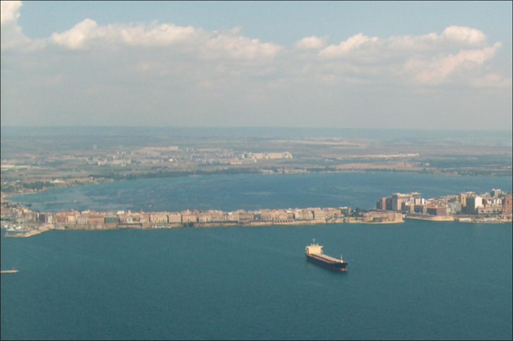Il comune di Taranto è compreso nell'unità costiera che va da Lido Checca (al confine tra Taranto e Pulsano) a Lido Azzurro (al confine tra Taranto e Massafra), caratterizzata da un tratto costiero basso, prevalentemente roccioso e frastagliato, con piccole insenature variamente profonde che proteggono spiagge sabbiose. La città si sviluppa lungo un tratto di costa che presenta i caratteri di una falesia molto antropizzata, intorno alla quale si elevano concentricamente i versanti terrazzati delle Murge. Tratti sabbiosi sono presenti solo localmente intorno al Mar Grande e la Mar Piccolo, le due grandi baie intorno a cui si sviluppa la città. I due imponenti bacini, frutto di abbassamenti della costa che hanno consentito la penetrazione delle acque di mare, sono separat...