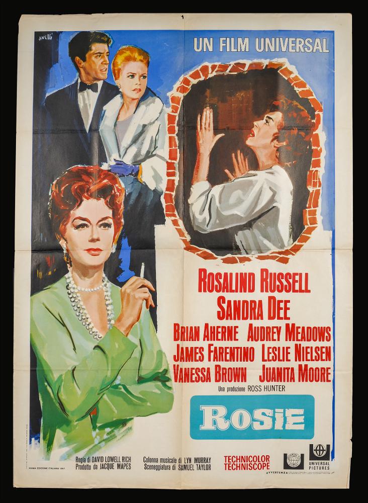 L'immagine riproduce uno dei manifesti conservati presso la Mediateca Regionale Pugliese (vedi Note). Si tratta di una delle versioni grafiche per il manifesto del film “Rosie” del 1967 per la regia di David Lowell Rich basato sul romanzo di Ruth Gordon. La firma che si legge in alto a sinistra appartiene all'illustratore Avelli che compone una grafica ricca di scene. In primo piano la protagonista femminile ritratta in posa, mentre fuma, sullo sfondo una coppia di personaggi e molto particolare il mezzobusto inserito in una cornice che sembra evocare un luogo chiuso, uno scantinato, quasi il personaggio fosse imprigionato. Tutti gli attori sono elencati in rosso su uno sfondo bianco, mentre il titolo è in bianco in una cornice celeste....