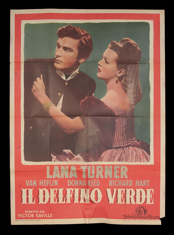 L'immagine riproduce uno dei manifesti conservati presso la Mediateca Regionale Pugliese (vedi Note). Si tratta di una delle versioni grafiche del manifesto de "Il delfino verde", film americano degli anni '40. La composizione sfrutta una romantica e drammatica foto di scena per raccontare la vicenda, in cui amore, passione e famiglia si combinano in un'intrigata storia. Evidente un bel fotoritocco che dona colori caldissimi ai due personaggi e a tutta la scena, contrastati dal verde spento del fondo. Tutto è racchiuso dalla cornice rossa che circonda l'immagine e accoglie il titolo e il resto delle informazioni del film....