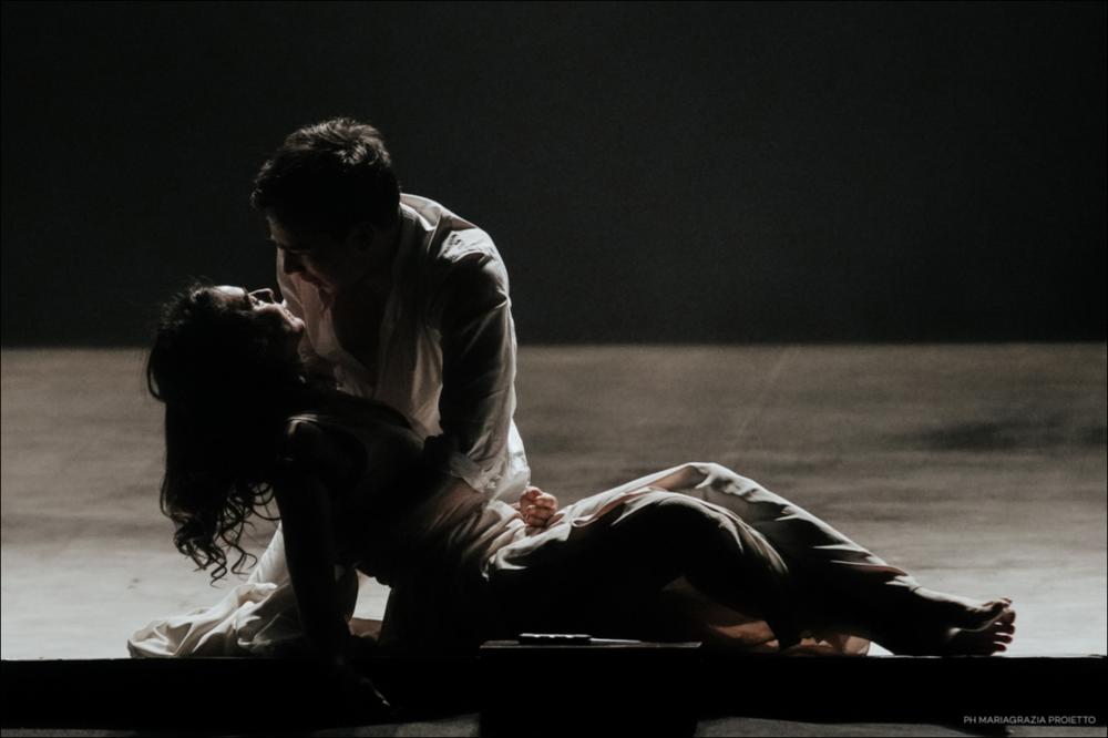 Gli scatti fotografici rappresentano scene tratte dallo spettacolo “Romeo e Giulietta”, una coproduzione internazionale della Compagnia La Luna nel Letto, insieme al Teatrul Excelsior di Bucarest e l'ERT Emilia-Romagna Teatro.
Le immagini sono state scattate durante il periodo di prove effettuate nel mese di luglio e agosto 2022 presso il Nuovo Teatro Comunale di Ruvo di Puglia, durante le prove a Bucarest presso il Teatro Excelsior dal 26 novembre all'8 dicembre 2022 e anche durante l’anteprima dello spettacolo nei giorni 9, 10, 11 dicembre 2022.
La produzione è stata diretta dal regista pugliese Michelangelo Campanale, in una versione multilingue (italiano, inglese e rumeno).
Sulla base della tragedia shakespeariana, Campanale progetta una straordinaria interpretazion...