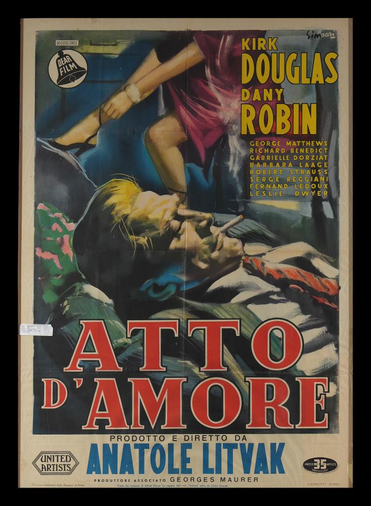 Il manifesto a firma di Nicola Simbari, affermatosi anche a livello internazionale negli anni ’50. Nella pittura di cinema predilige l’uso della spatola alternato alla tecnica acquerellata e a tocchi pittorici. Come grande cromatista amalgama colori vivaci e luminosi e qui usa pennellate dense che delineano il profilo di Kirk Douglas che fuma una sigaretta e sullo sfondo un corpo femminile. Il manifesto originale è conservato nell’Archivio della Mediateca Regionale Pugliese....