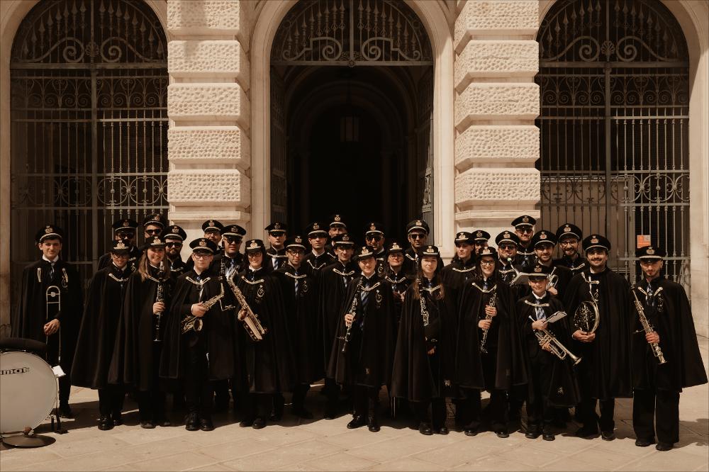 <div class="ql-editor"><div>Registrazione sonora del <em>Poema funebre</em> di P. Paterno, appartenente al repertorio musicale della banda.</div><div><br></div><div>La Banda della Città di Fasano affonda le proprie origini nella storica banda cittadina fondata nel 1825 e rappresenta una delle più antiche tradizioni bandistiche della Puglia. L’Associazione Culturale Musicale “Ignazio Ciaia” A.P.S., costituita nel 2017 come evoluzione della formazione storica, ne promuove la continuità e la valorizzazione attraverso attività musicali, culturali ed educative. La denominazione dell’Associazione rende omaggio a Ignazio Ciaia (1766-1799), illustre cittadino fasanese.</div><div>La banda partecipa alle celebrazioni religiose e civili,...