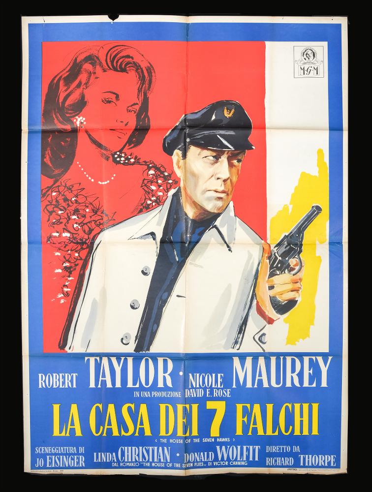 L'immagine riproduce uno dei manifesti conservati presso la Mediateca Regionale Pugliese (vedi Note). Si tratta nello specifico della versione grafica del manifesto per il film “La casa dei 7 falchi”. Senza firma, la composizione mostra uno stile piuttosto decorativo: il protagonista, l'attore Robert Taylor ritratto a mezzo busto lascia intuire la trama poliziesca, dietro di lui in secondo piano una illustrazione che presenta la bella attrice Nicole Maurey esaltata dal colore rosso che insieme al blu della cornice e i tocchi gialli rivela un'impostazione piuttosto estetica e moderna dell'opera grafica del 1960....