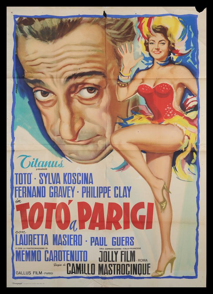 L'immagine riproduce uno dei manifesti conservati presso la Mediateca Regionale Pugliese (vedi Note). Si tratta di una delle versioni grafiche del manifesto del film "Totò a Parigi", a firma di Manno (Dante Manno). L'impostazione monumentale è tipica del pittore romano, formatosi all'Accademia di Belle Arti, dove fu allievo di Duilio Cambellotti, grande artista e pittore di cinema. Questo influenzerà la sua carriera, dedicandosi totalmente alla pittura di cinema, sua grande passione fino alla crisi degli anni '70. L'uso degli acquerelli e della tempera, di colori compatti e pastosi rendono le sue figure ben definite e morbide, unendo un certo stile classico e accademico ad una grafica moderna. Manno, come molti altri pittori dell'epoca dediti alla pittura per manifesti,...