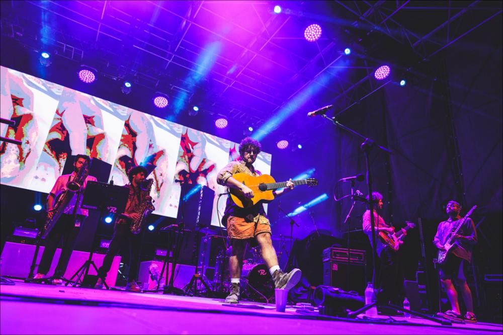 <div>Lo scatto cattura un istante dell’esibizione di <strong>Marco Castello</strong>, nella serata del 13 agosto 2024 presso la Masseria Ferragnano, nell’ambito della XX edizione del Locus Festival.</div><div>L’artista siracusano, con la pubblicazione del suo nuovo disco <em>“Pezzi della sera”</em>, si è affermato fra i più esuberanti artefici del cantautorato siciliano ed è membro de La Comitiva, la backing-band del norvegese Erlend Øye dei Kings of Convenience (band ospite del festival nel 2010).</div>...