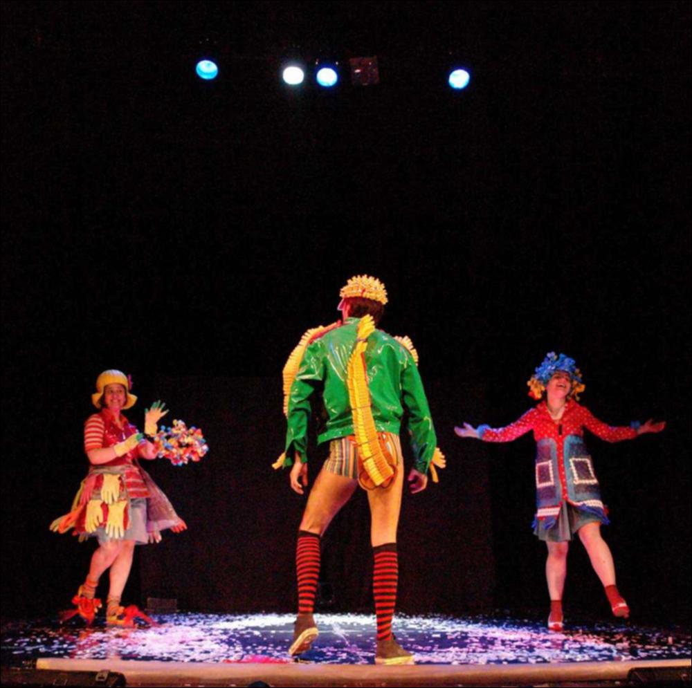 La fotografia in oggetto, ad opera di Bigsur, immortala un momento dello spettacolo “Giardini di Plastica”, una delle produzioni 2015-2016, dedicate al teatro per ragazzi, messe in scena dalla compagnia teatrale Koreja di Lecce. Lo spettacolo, sotto la regia di Salvatore Tramacere, permette al pubblico di viaggiare attraverso mondi fantastici e colorati, mondi abitati da tre personaggi camaleontici, ora extraterrestri, ora samurai, fate o angeli. I costumi e gli oggetti di scena provengono tutti dalla nostra quotidianità ma sul palco acquisiscono nuova vita: bacinelle diventano astronavi, cannucce e mollette servono per abbellire i vestiti, tappi di plastica usati come parrucche. In questa fotografia ci sono i tre attori dello spettacolo, posizionati in maniera circolar...