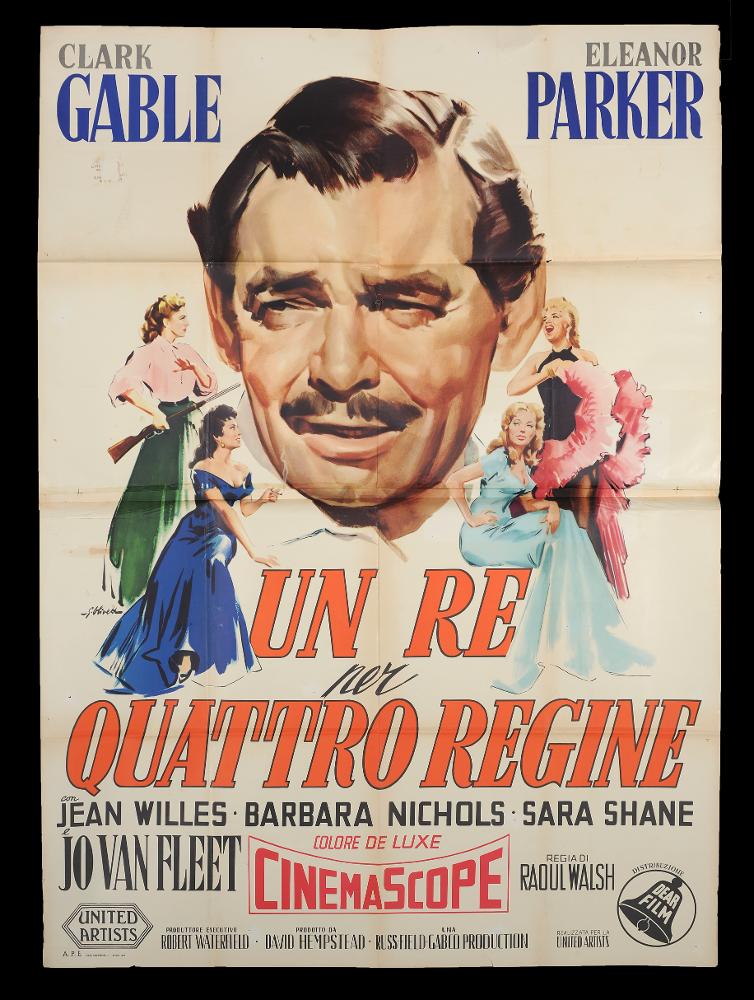 L'immagine riproduce uno dei manifesti conservati presso la Mediateca Regionale Pugliese (vedi Note). Si tratta di una delle versioni grafiche del manifesto del film "Un re per quattro regine" del 1956, a firma dell'illustratore bolognese Giorgio Olivetti. Classe 1908, Olivetti caratterizza le sue prime opere da uno stile morbido, sfumato, fatto di acquerelli delicati che rendono il volume anche grazie ad un uso sapiente dei chiaroscuri. Eleganza ed ironia contraddistinguono anche questo manifesto, in cui non esiste uno spazio definito, lo sfondo bianco esalta il grande ritratto di Clark Gable e le quattro splendide attrici tutte intorno. I colori sono brillanti e vivaci, rendendo l'atmosfera del film, più commedia che western, dati i risvolti romantici....