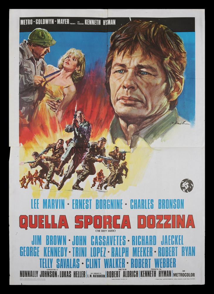 L'immagine riproduce uno dei manifesti conservati presso la Mediateca Regionale Pugliese (vedi Note). Si tratta di uno dei manifesti del film “Quella sporca dozzina” del 1967 per la regia di Robert Aldrich. La firma che si legge è dell’illustratore Averardo Ciriello (A. Ciriello), vignettista italiano si ricorda come tra i più importanti disegnatori per manifesti del cinema italiano. Emerge in questa rappresentazione il suo tipico tratto pittorico, caratterizzato da un uso del colore in funzione simbolica e fortemente emotiva, con un’attenzione, quasi maniacale, per il dettaglio e le sfumature. Si vedano ad esempio i singoli elementi che caratterizzano il manifesto pur nelle molteplici scene riportate. In primo piano i soldati sono rappresentati dal più vicino al più lo...