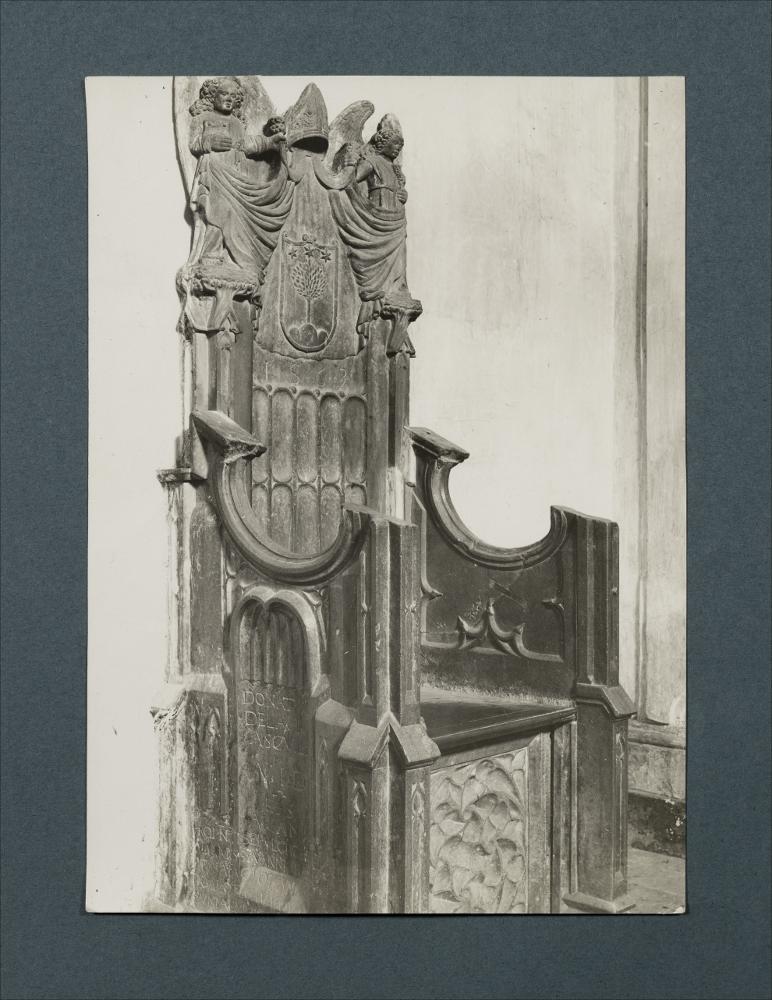 <div class="ql-editor"><div>Documentazione fotografica: cattedra vescovile, chiesa di San Michele arcangelo, Ariano Irpino,1563 [KONIGL. PREUSS. HISTORISCHES INSTITUT].</div><div><br></div><div>La raccolta fotografica di Giuseppe Ceci (1863-1938), studioso delle arti figurative dell’Italia meridionale e tra i promotori delle Società di Storia Patria di Napoli e della Puglia, si inserisce nel vivace clima culturale dell’Italia postunitaria, caratterizzato dal progressivo consolidarsi di una «coscienza nazionale» alimentata anche dal confronto e dal dialogo con le realtà storiche e culturali locali.</div><div>Oggi la Biblioteca Comunale di Andria conserva oltre settecento fotografie dedicate alla Puglia medievale, a Napoli e al patrimonio s...