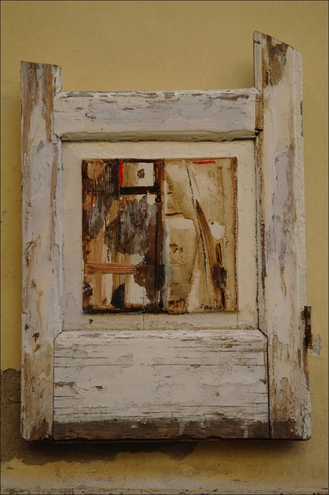 L'immagine digitale riproduce l'opera “Finestratroncadue” realizzata dal pittore pugliese Franco Valente. Attivo sin dagli anni '60 del secolo scorso, Valente si pone da subito come promotore della conoscenza e delle arti istituendo nella sua città natale, Molfetta, il centro culturale “Il Cavalletto”. La sua esperienza artistica parte dunque dalla Puglia e si completa negli anni con le diverse partecipazioni a collettive e rassegne d'arte in Italia e all'estero. Noto per le sue installazioni di porte e finestre chiuse, rovinate e destrutturate, Franco Valente attraverso la sua arte, rievoca un passato ormai decadente che prende vita con pennellate di colore molto spesso dai toni freddi e acidi. Valente è dunque un grande esempio di artista che crea le sue opere liberan...