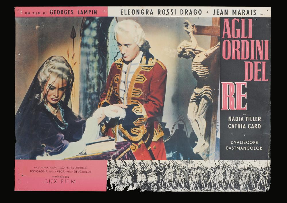 L'immagine riproduce uno dei manifesti conservati presso la Mediateca Regionale Pugliese (vedi Note). Si tratta di una delle fotobuste del film in bianco e nero “Agli ordini del Re” del 1957 per la regia di Georges Lampin con la firma dello Studio Favalli, di Augusto Favalli. Artista milanese che si dedicò per anni all'attività artistica futurista, Augusto aprì nel 1946 a Roma, via Margutta, lo storico studio di grafica pubblicitaria "Studio Favalli", cominciando a produrre grafica per i manifesti cinematografici e dando il via ad un'intensa collaborazione con la casa di produzione Lux Film. Augusto curò personalmente la linea estetica dei manifesti, chiamando a progettare, per il suo studio, artisti del calibro di Guttuso, Purificato e altri. La fotobusta presenta una ...