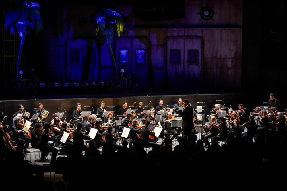 <div>Presso il Palazzo Ducale di Martina Franca, il giovane direttore <strong>Diego Ceretta</strong> guida l’Orchestra del Teatro Petruzzelli di Bari in un concerto sinfonico nell’ambito della 49ª edizione del Festival della Valle d’Itria. Il programma include capolavori di Schubert, Mendelssohn e Beethoven, eseguiti con intensità nella suggestiva cornice storica.</div>...
