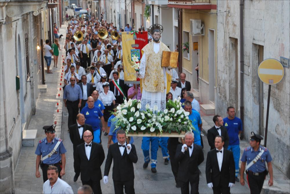 <div class="ql-editor"><div>Lo scatto fotografico presenta la Statua devozionale del Santo Patrono Gaetano da Thiene portata in processione per le vie cittadine di Lizzano (TA) e seguita da gruppi di fedeli, autorità civili e dal gruppo bandistico del paese.</div><div>La festa si celebra il 6 e 7 agosto, con solenni festeggiamenti religiosi e civili.</div><div>Le celebrazioni iniziano nella Chiesa Matrice di San Nicola con la Novena, che si svolge dal 29 luglio al 6 agosto. In questo periodo viene solennemente esposta l’antica statua del Santo, secondo il tradizionale rito dell’intronizzazione. Ogni sera si recita la Preghiera a San Gaetano e si celebra la Messa vespertina.</div><div>Nel giorno della festa vengono celebrate le Messe. Durante la celebraz...
