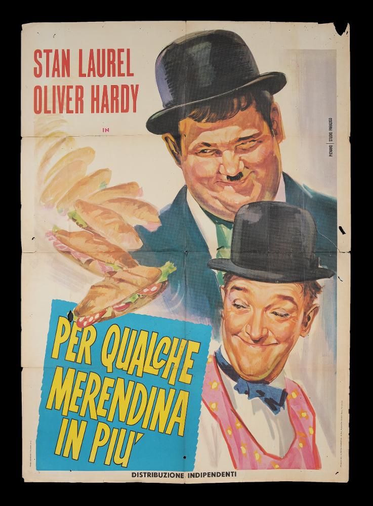 L'immagine riproduce uno dei manifesti conservati presso la Mediateca Regionale Pugliese (vedi Note). Si tratta del manifesto del film "Per qualche merendina in più", a firma di Piovano per lo Studio Paradiso, con il quale realizzerà molti manifesti per il cinema. È una delle moltissime composizioni grafiche realizzate per la comicità di Stanlio & Ollio, il duo iconico tra i più amati della storia del cinema. Piovano mette in risalto lo stile unico e caratterizzante dei due protagonisti, fondato su una comicità elementare che sfrutta la mimica facciale e il linguaggio del corpo per gag semplici ed esilaranti, adatte a ogni tipo di pubblico. La composizione fresca e colorata accentua le caratteristiche fisiche e mimiche dei due attori in due bei ritratti pittorici, risal...