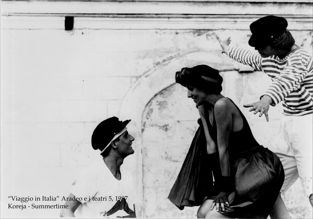 La fotografia in bianco e nero cattura un momento dello spettacolo “Summertime”, messo in scena nel 1987, nell'ambito della rassegna annuale “Aradeo e i Teatri”, un appuntamento con il teatro sperimentale che la compagnia Koreja, nata nel 1983 nel piccolo borgo salentino di Aradeo porta avanti sin dall'anno della sua fondazione. La performance ebbe come palcoscenico il suggestivo cortile del Castello "Tre Masserie", una struttura residenziale degli inizi del XX secolo situato tra gli ulivi della campagna di Aradeo. I personaggi principali della rappresentazione sono “vittime” di un mènage a tre durante le vacanze estive. Una spiaggia, due ragazze terribili e un ragazzo che, pur essendo fortemente attratto da loro, tenta in ogni modo, quasi con disperazione, di allontana...