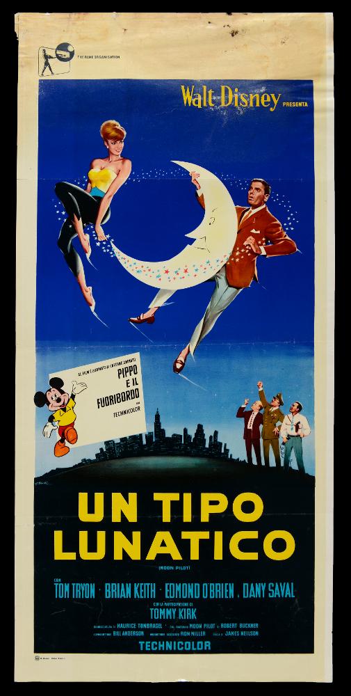 “Un tipo lunatico” (titolo originale “Moon Pilot”) è un film statunitense del 1962 diretto da James Neilson, su sceneggiatura scritta da Maurice Tombragel e Robert Buckner. Nel cast Tom Tryon, Brian Keith, Edmond O’Brien e Dany Saval. È una commedia fantascientifica prodotta dalla Walt Disney, con accenti satirici sulla guerra fredda e il programma spaziale.
La locandina cinematografica è firmata dal celebre pittore di cinema Giorgio Olivetti, artista bolognese classe 1908. La composizione è lineare e bidimensionale, presenta colori brillanti e campiture a colori vivaci. I protagonisti della “fantastica missione” sono ritratti in volo vicini a una falce di luna.
La locandina originale è conservata nell’Archivio della Mediateca Regionale Pugliese....
