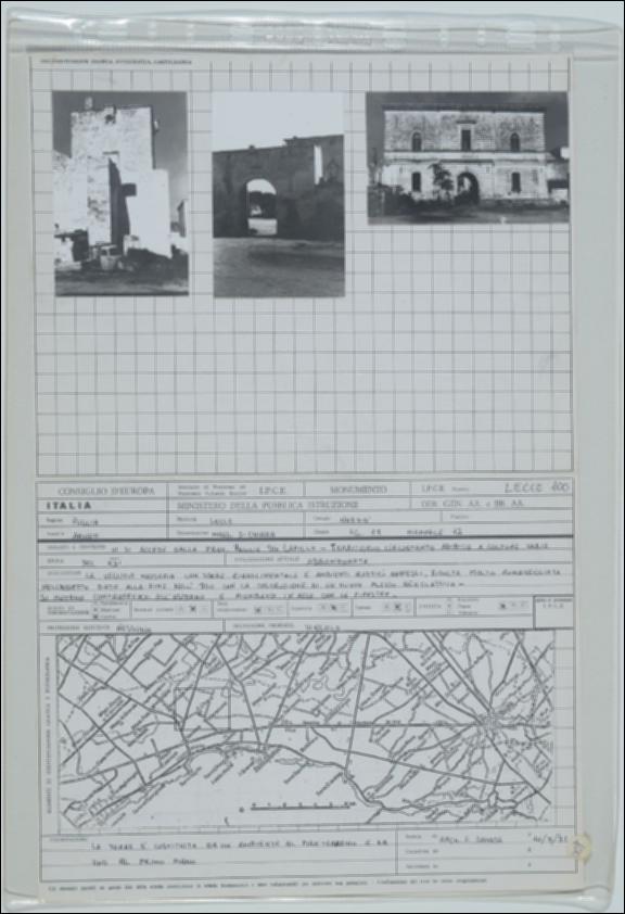 La scheda in oggetto è parte del volume “Censimento delle opere fortificate in Puglia”, risultato dell'attività promossa dalla Regione Puglia tra il 1981 e il 1982, per individuare e descrivere le principali costruzioni in muratura presenti nel territorio. Composta da due fogli sciolti, è redatta dal'architetto F. Danese il 10 settembre 1981. La masseria Santa Chiara è situata a Nardò in provincia di Lecce, in zona rurale. La masseria risale probabilmente al XVI secolo e presenta un corpo originario con annessa torre rinascimentale ed una corpo di fabbrica posticcio su due livelli databile al XIX secolo. Le strutture murarie del complesso architettonico sono realizzate da conci squadrati in pietra locale di tessitura regolare. 