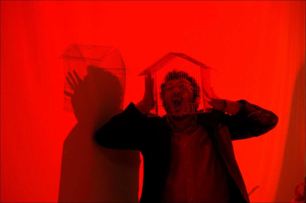 L'immagine in oggetto, fotografia ad opera di Tony D'Urso, cattura un momento dello spettacolo di “Hansel e Gretel - Mangiadisk”, una delle produzioni 2015-2016, messe in scena dalla compagnia teatrale Koreja di Lecce. Lo spettacolo, di Francesco Niccolini per la regia di Enzo Toma interpretato da Alessandra Crocco, Carlo Durante e Silvia Ricciardelli racconta la storia di due fratelli che, oramai adulti, ritornano nella casa dove trascorrevano le vacanze durante la loro infanzia. Lì ad aspettarli trovano la loro anziana nonna e un mangiadischi: un richiamo alla più celebre fiaba di “Hansel e Gretel”, che per molte notti aveva accompagnato i sogni/incubi dei piccoli fratelli. I ricordi riaffiorano, permettendo finalmente di esorcizzare i cattivi pensieri e la nonna, nel...