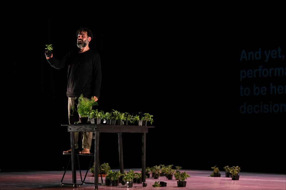 <div>Lo scatto presenta un momento della performance Dance is not for Us, organizzato presso il Teatro Kismet in occasione della decima edizione 2024 del BIG Bari International Gender Festival nella serata del 3 novembre 2024. Protagonista dell’esibizione è Omar Rajeh, che ci porta nel suo universo autobiografico: da solo sul palco, danza e parla di un passato intimo che non esiste più, di un'immagine sbiadita e anche ingannevole, di un tempo che non è diventato futuro.</div><div>Omar Rajeh ha avuto un ruolo significativo nella creazione di una scena della danza contemporanea in Libano. Con la sua compagnia Maqamat, che ha sede a Lione dal 2020, ha ottenuto dal Ministero della Cultura francese il riconoscimento di Chevalier de l'Ordre des Arts et de...