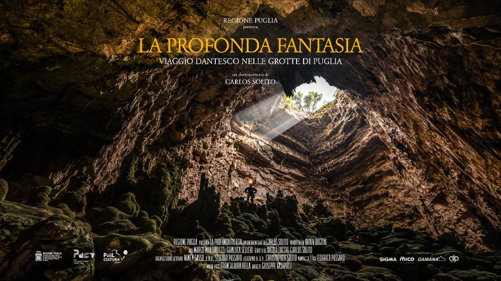 La “Profonda fantasia” è il “viaggio” ideale di Solito, un racconto ricco di fascino e magia, che parte dalle celebri Grotte di Castellana e raggiunge le cavità sotterranee del Gargano, dell’Alta e Bassa Murgia, della Valle d’Itria, della Terra delle Gravine e del Salento.
Solito descrive magistralmente bizzarri mondi sotterranei scavati dal lento stillicidio delle acque nel corso dei millenni, mondi che ci catapultano in un Inferno dantesco. Le grotte diventano dei mostri infernali, bocche gigantesche pronte a inghiottire e le stalattiti e le stalagmiti denti aguzzi veloci a triturare. Il buio sottoterra fa paura, ma si intravede uno spiraglio di luce che porta alla salvezza. 
Il lungo e affascinante viaggio di Carlos Solito si congiunge così a quello dantesco: come Da...