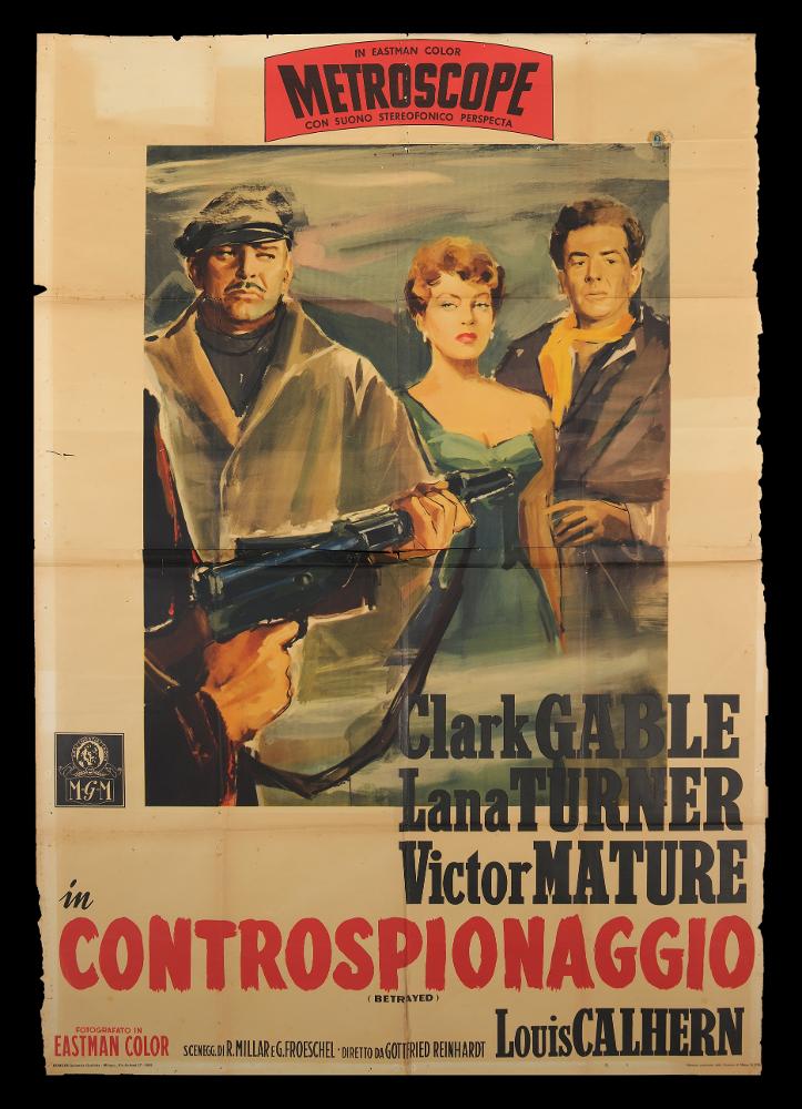 L'immagine riproduce uno dei manifesti conservati presso la Mediateca Regionale Pugliese (vedi Note). Si tratta di una delle versioni grafiche del manifesto del film "Controspionaggio" del 1954 diretto da Gottfried Reinhardt. Incorniciati al centro del manifesto, ci sono i tre protagonisti Clark Gable, nei panni del colonello Pieter Deventer, al centro la bellissima Lana Turner, la giovane olandese Carla Van Oven e Victor Mature, un affascinante eroe della Resistenza olandese. L’inquadratura in piano americano immortala i personaggi in un momento di stasi, quasi di rassegnazione probabilmente dovuta da una situazione di pericolo come si evince dalla presenza del fucile puntato contro di loro. Le pennellate larghe e sfumate nei toni scuri del marrone e del verde, contrib...