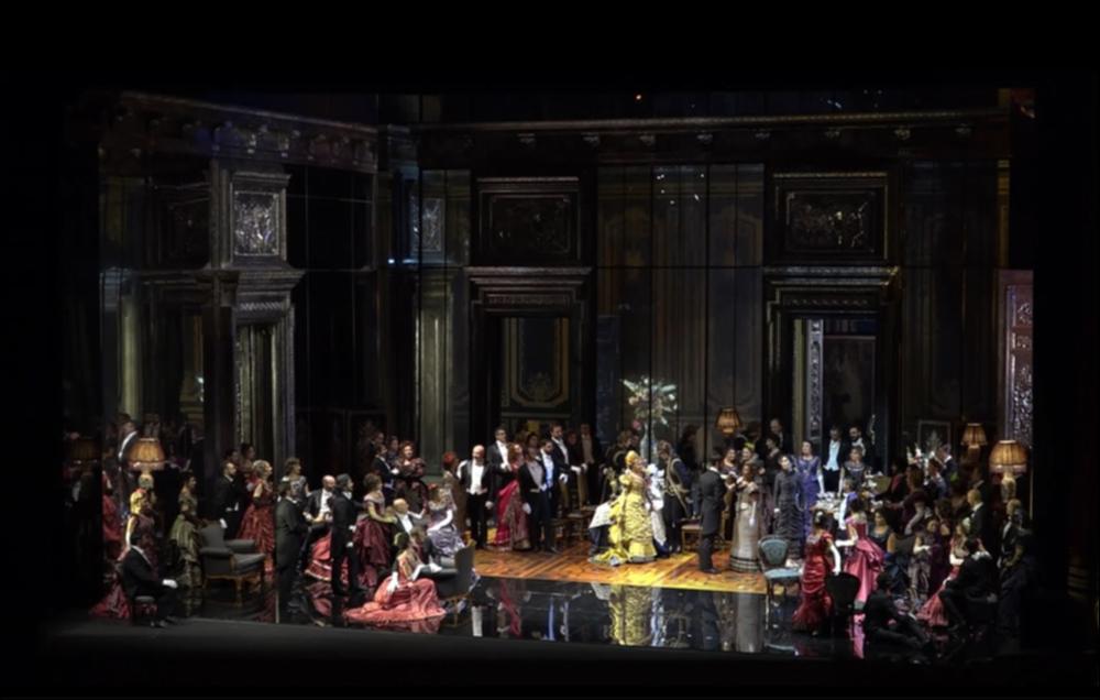 Per la Stagione Lirica 2018, la Fondazione Petruzzelli di Bari ha portato in scena “La Traviata” (1853), melodramma in tre atti, dal libretto di Francesco Maria Piave, con la musica di Giuseppe Verdi, ispirata a “La signora delle camelie”, opera teatrale di Alexandre Dumas.
Regia, scenografia e costumi sono a firma dell’argentino di fama mondiale Hugo de Ana. L’allestimento scenico richiama l’arte di Giuseppe De Nittis (1846-1884), pittore barlettano affermatosi tra gli impressionisti parigini nell’Esposizione Internazionale del 1878. A valle di una convenzione tra il Teatro Petruzzelli e la Pinacoteca De Nittis di Palazzo Marra a Barletta, è stato possibile esporre nel foyer del teatro, durante i giorni delle recite (19-30 dicembre), tre splendide tele del pittore: Fig...