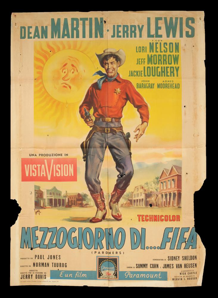 L'immagine riproduce uno dei manifesti conservati presso la Mediateca Regionale Pugliese (vedi Note). Si tratta di uno dei manifesti realizzati per “Mezzogiorno di... fifa”, film comico americano del 1956. La composizione grafica è a firma dell’artista Longi (Carloantonio Longi), pittore versatile tra i cartellonisti più produttivi del Novecento, che sperimentò nella sua carriera diversi stili, dallo sfumato più classico degli anni Trenta, fino agli stili più contemporanei e lineari. Per questo film, Longi sceglie un'impostazione illustrativa e più fumettistica che pittorica. Al centro, realizza la figura intera di Jerry Lewis rendendola iconica. L'attore domina lo spazio, intorno un sole umanizzato caratterizza l'atmosfera western rendendola ironica e vivace. In linea ...