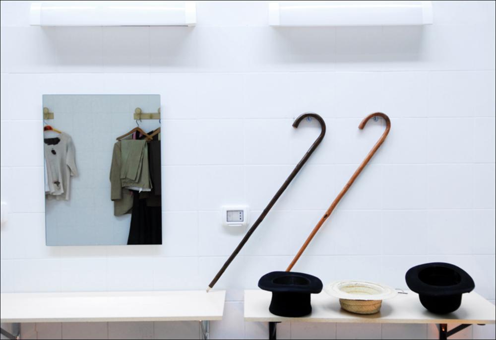 L'immagine è parte della campagna fotografica realizzata dalla fotografa Margherita Mirabella per Teatro Pubblico Pugliese, che ha ripreso nei suoi scatti le eleganti architetture e i rifiniti dettagli di alcuni dei più bei teatri pugliesi e alcuni degli spettacoli teatrali portati in scena in questi ultimi anni. Il Teatro Garibaldi, situato nel borgo antico tra Piazza Vittorio Emanuele II e Piazza Regina Margherita di Savoia a Bisceglie, fu voluto dal governo regio sabaudo, quando fu deliberata la decisione di trasformare gli antichi cameroni della “Polveriera”, dove sorgeva l'antico teatro cittadino costruito sugli ambienti ricavati da uno dei bastioni della cinta muraria. I lavori iniziarono nel 1862 sotto la direzione dell'architetto Giuseppe Albrizio e si concluser...